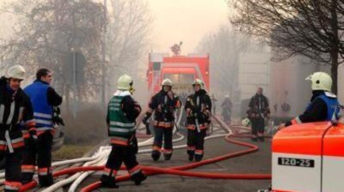 Große Flächenbauten in den Industriegebieten - wie hier beim Großbrand im Rommelsbacher Bosch-Werk an Silvester 2006 - sind eine