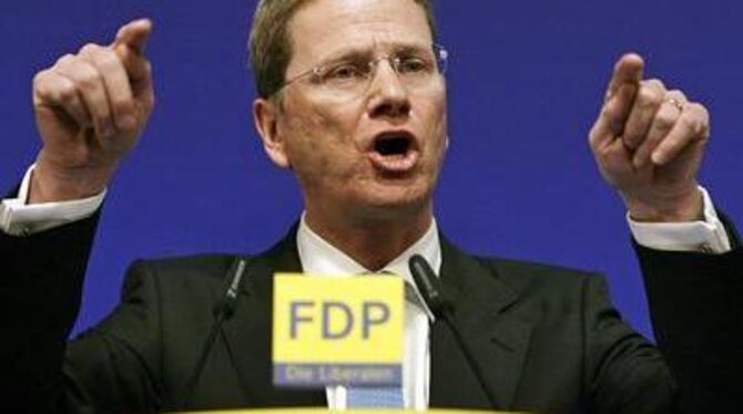 Wie ein Feldherr, der seine Truppen dirigiert: Guido Westerwelle stimmte seine Liberalen auf Wahlkampf ein.  FOTO: DPA