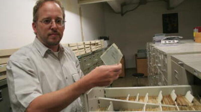 Marcus Bugbee sichtet derzeit zusammen mit seinen Mitarbeitern die rund 15 000 Fotos des Schwenkel-Archivs. GEA-FOTO: WALDERICH