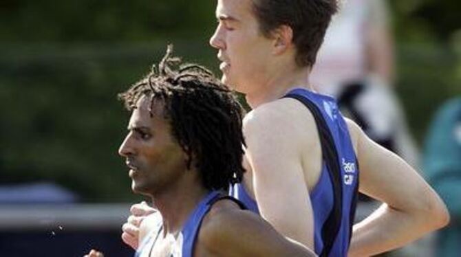 Trainingsgefährten: Filmon Ghirmai (links) und Arne Gabius.  FOTO: HAJO