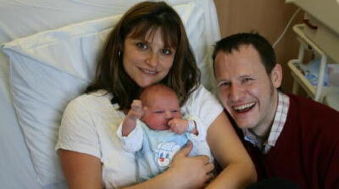 Neujahrsbaby: Heike und Alexander Maier mit ihrem kleinen Vincent. FOTO: RENZ