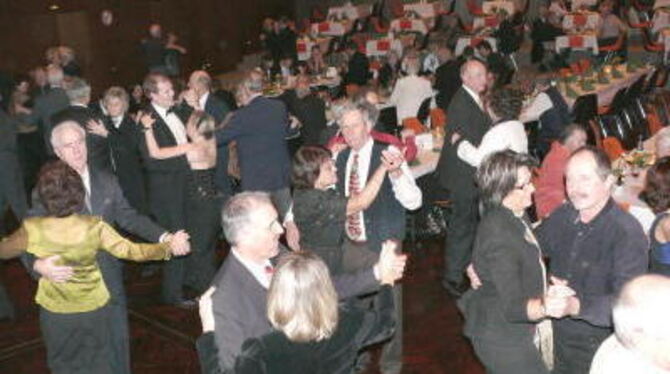 Mehr als 200 Besucher kamen zum Silvesterball in die Metzinger Stadthalle und schwebten auf dem Parkett hinein ins neue Jahr. FO