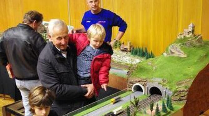 Modelleisenbahnen faszinierten in Betzingen Kinder und Erwachsene. FOTO: ROE