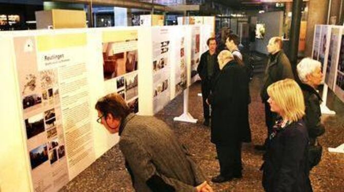 Viele gute Ideen aus allen Teilen des Landes zeigt die Stadtplanungs-Ausstellung »Mittendrin ist Leben« im Rathaus.  GEA-FOTO: H