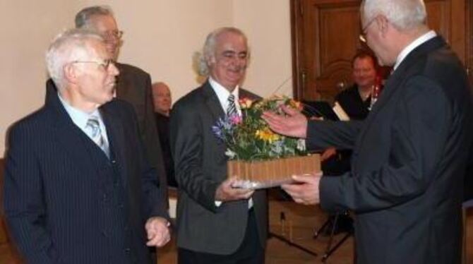 Mauerblümchen für die Gäste aus Dresden überreicht unter anderem von Edwin Stern (rechts).
FOTO: BUT