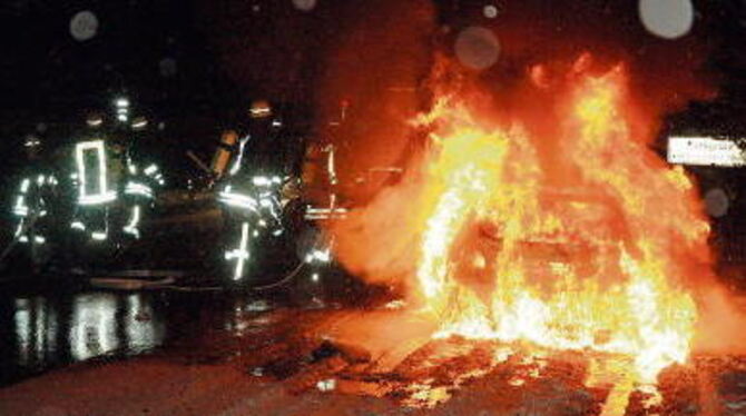 Wird das Auto plötzlich zum Feuerstuhl, soll der Besitzer künftig für den Löscheinsatz zahlen.
GEA-FOTO: ARCHIV/MEYER