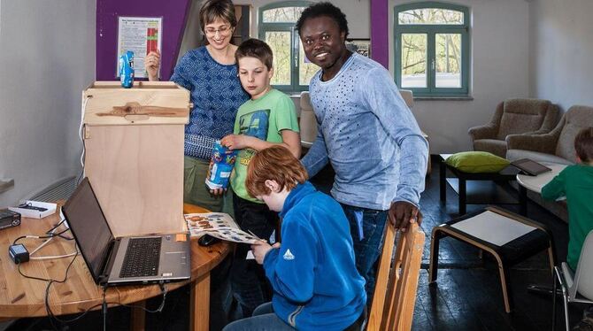 Die Jungs vom Trickfilm-Workshop können es kaum erwarten: Nils Küchle schnippelt die Figuren aus, Lukas Hipp schaut nach den Keks-Buchstaben. Trickfilmen mit Jugendreferentin Katrin Fehrle und Kwabena Amfo ist eines von spannenden Angeboten. FOTO: HAMMER Die Jungs vom Trickfilm-Workshop können es kaum erwarten: Nils Küchle schnippelt die Figuren aus, Lukas Hipp schaut nach den Keks-Buchstaben. Trickfilmen mit Jugendreferentin Katrin Fehrle und Kwabena Amfo ist eines von spannenden Angeboten. FOTO: HAMMER