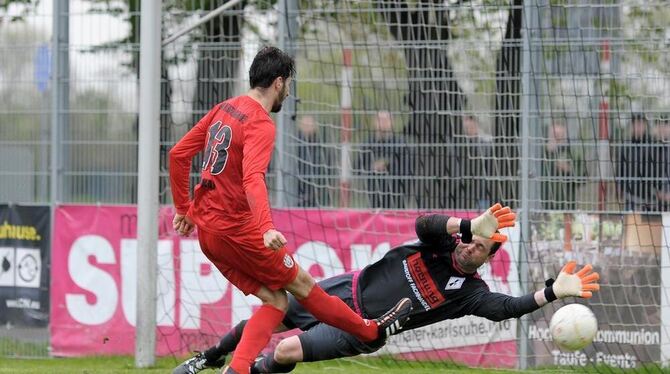 Ein Reutlinger Abwehrspieler macht mit dem Treffer zum 3:1-Endstand in Friedrichstal alles klar: Valentin Gjokaj überwindet in d