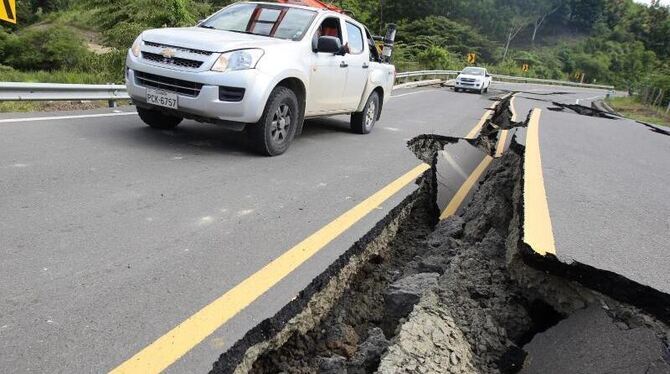 Eine beschädigte Straße in Punto Palmar. Die Opferzahl nach dem Beben in Ecuador steigt weiter. Foto: Jose Jacome