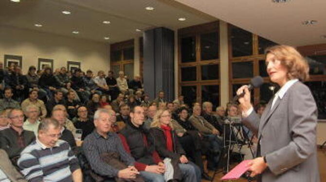 Ein volles Haus hatte Bürgermeisterin Silke Höflinger bei der Bürgerversammlung in Walddorfhäslach zum Thema Internet.
FOTO: PFI