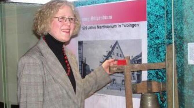 Die Historikerin Gudrun Emberger an der Glocke des Martinianums aus dem Jahr 1680.
FOTO: WEBER