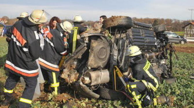 Die Feuerwehr befreite den eingeklemmten Fahrer aus seinem Auto.
FOTO: TRINKHAUS