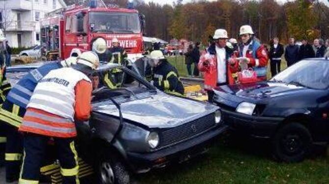 Schwerer Verkehrsunfall auf der B 313: eine kreisübergreifende Übung der Feuerwehren Großbettlingen, Frickenhausen und Grafenber