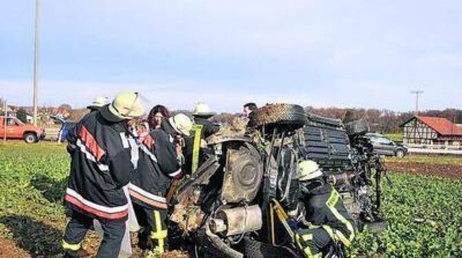 Der Fahrer des Alfa war nicht angeschnallt und wurde unter seinem Wagen eingeklemmt. FOTO: TRINKHAUS