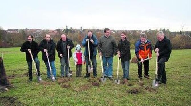 Endlich wars soweit: Spatenstich für die Gemeinschaftsschuppenanlage Pliezhausen. FOTO: G