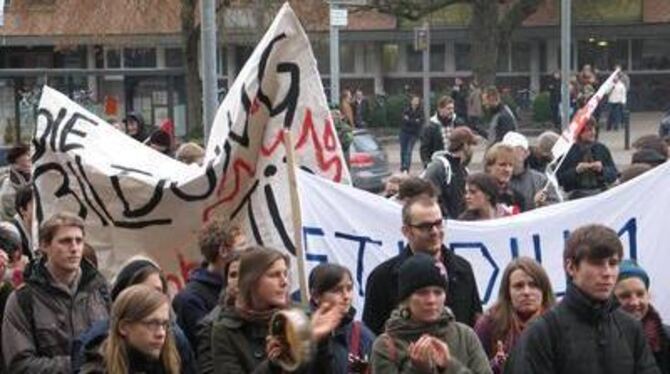 Zweimal zogen die Studierenden gestern durch die Stadt: Hier die Kundgebung vor der Aula. GEA-FOTO: -JK