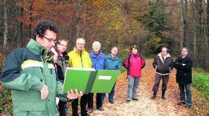 Allerhand Wissenswertes über Jungbestandspflege und Waldwirtschaft erfuhren Gemeinderäte und Gemeindeverwaltung beim alljährlich