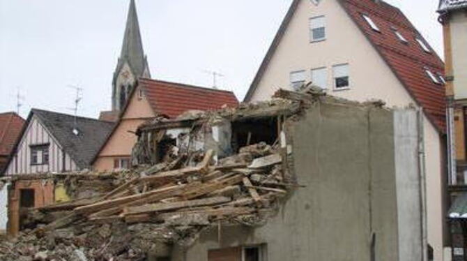 Abbruch: Ein Berg von Schutt mitten in Münsingen.
GEA-FOTO: OEL