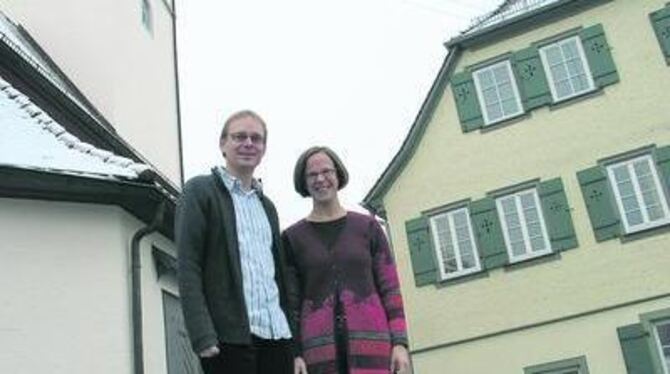 Zwischen Kirche und Pfarrhaus: Gerald und Annkatrin Jetter. GEA-FOTO: DEW