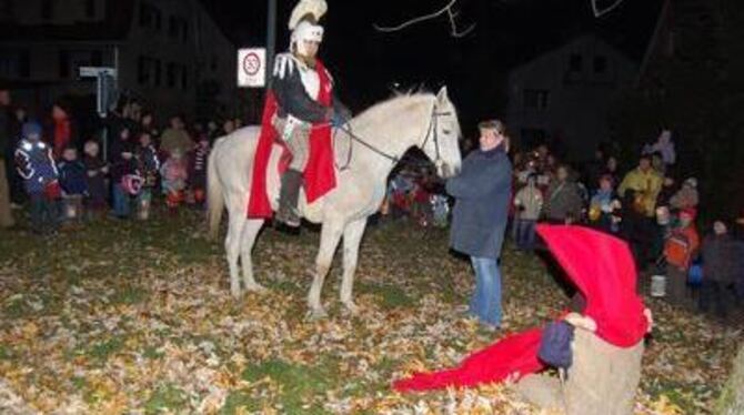 St. Martin war in Jettenburg eigentlich eine Martina und heißt Katrin Knecht. Hauptsache, sie teilt den Mantel mit dem Bettler.