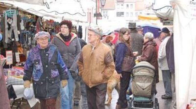 Schätze wie Zwirn, Hosenträger und Warmes für drunter bietet der Trochtelfinger Martinimarkt.  FOTO: HÄUSSLER