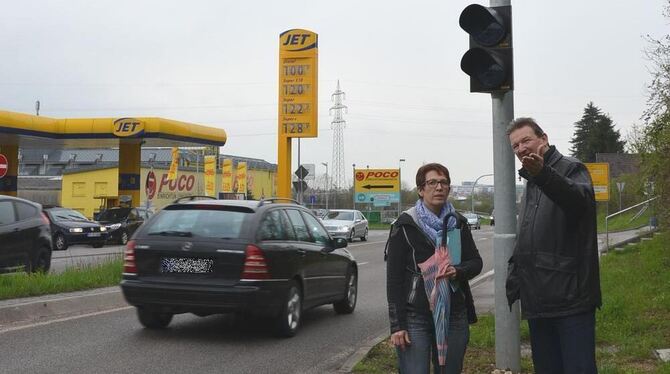 Froh über die Bedarfsampel an der Reutlinger Straße: Bürgermeister Alexander Schweizer und die Mitarbeiterin des Kreisstraßenbauamts, Karin Kleefoth.  GEA-FOTO: BARAL