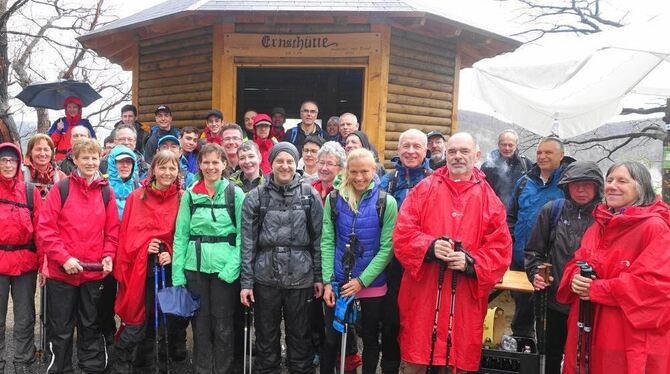 Rast der Markungswanderer zur Halbzeit an der Pfullinger Ernsthütte – danach mussten sie bei starkem Regen weiterziehen. FOTO: LOTAR GUTZEIT