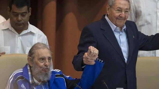 Kubas Staats- und Parteichef Raúl Castro (r) an der Seite seines Burders Fidel in Havanna. Foto: Ismael Francisco