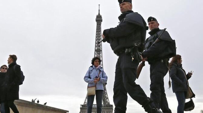 Polizisten vor dem Eiffelturm in Paris: Der Ausnahmezustand in Frankreich soll bis voraussichtlich Ende Juli ausgeweitet werd