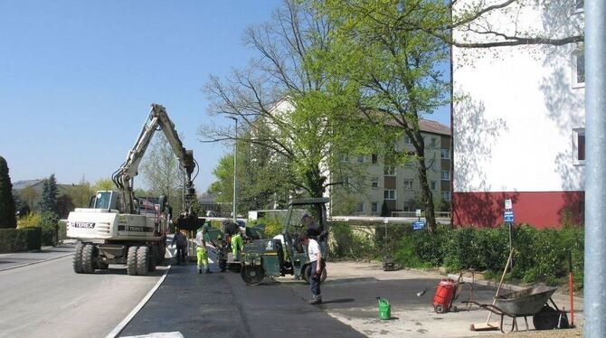 Bis zum Monatsende soll alles fertig sein: Derzeit laufen die letzten Arbeiten in der aufgehübschten Florianstraße. FOTO: FÜSSEL