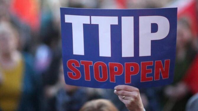 Jeder dritte Deutsche lehnt das geplante Handelsabkommen TTIP zwischen der EU und den USA laut einer vorgestellten Umfrage fü