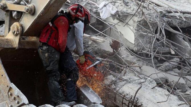 Feuerwehrmänner suchen in den Trümmern in Pedernales nach Überlebenden. Bei dem Erdbeben der Stärke 7,8 kamen in Ecuador mind