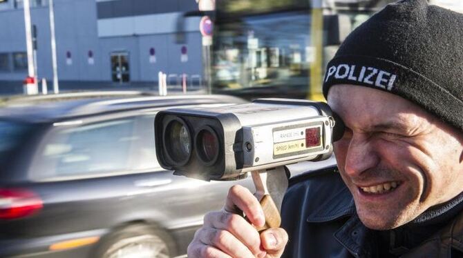 Ein Polizist schaut durch ein Geschwindigkeitsmessgerät beim Blitzmarathon. Bundesweit läuft ein Blitzmarathon . Foto: Paul Z