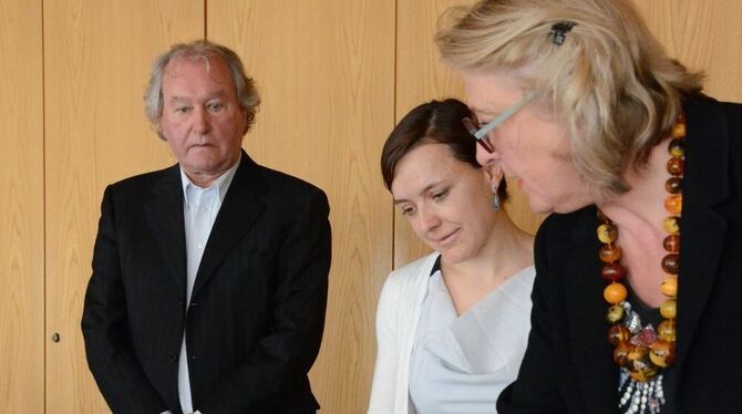 Baubürgermeisterin Ulrike Hotz (rechts) mit Projektleiterin Hannah Tiesler und Symbios-Geschäftsführer Thomas May. GEA-FOTO: CO