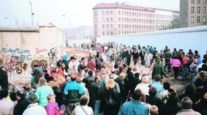 Ost-Berliner strömen in den Westen, hier an der Bernauer Straße hatten sich 1961 dramatische Fluchtszenen abgespielt. FOTO: IRIO