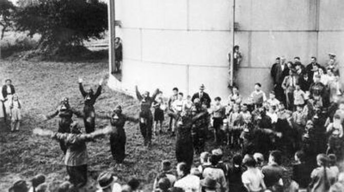 Kriegsschauplatz Deutschland: Die Szene der Metzinger Übung mit Gasmasken vermittelt die beklemmende Situation  GEA-ARCHIVFOTO