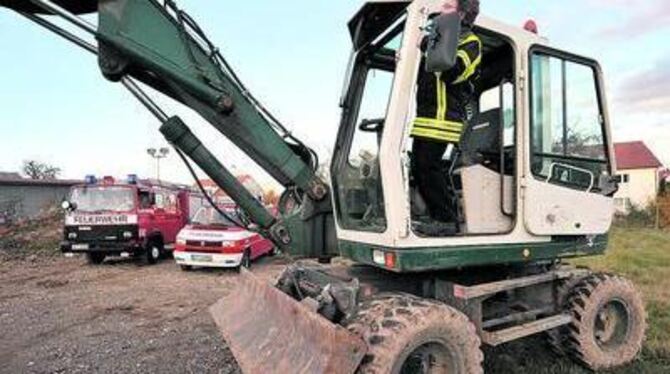 Oberbürgermeisterin an Bord: Mit dem Baggerbiss gab Barbara Bosch den Startschuss fürs neue Feuerwehrhaus. FOTO: NIETHAMMER