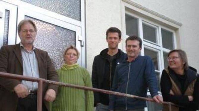 Heiner Schnitzler, Sylvia Minde, Jakob Nacken, Andreas Hoffmann und Monika Hunze (von links) vor dem LAG-Gebäude.
GEA-FOTO: STEF