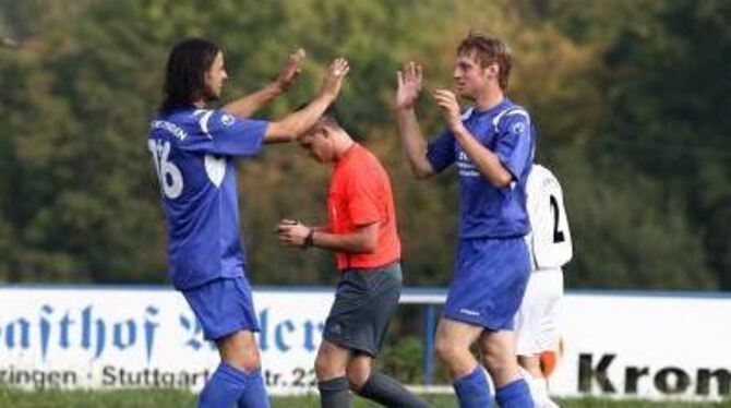 Wer darf nach dem Ermstal-Derby jubeln? Die Metzinger Feriz Meha und Benjamin Plangger?
FOTO: LANGER