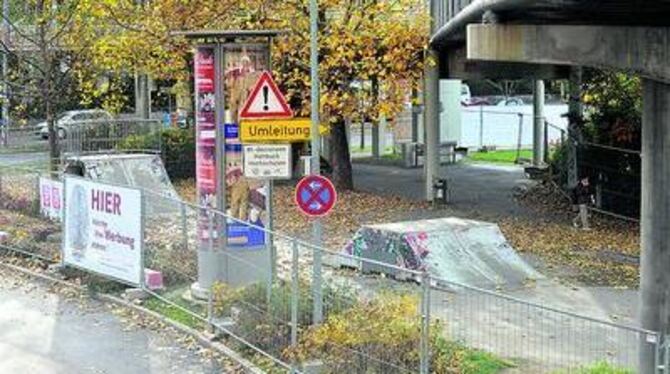 Die Skateranlage wurde zur Sicherheit eingezäunt.  FOTO: NIETHAMMER