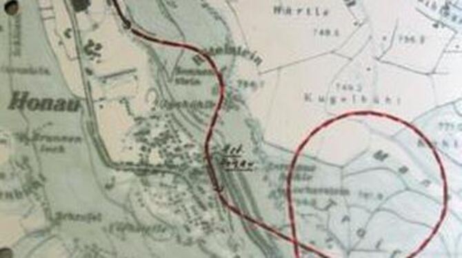 Die rote Line markiert die von Schüle angeregte Trasse samt Kehrtunnel zwischen Honau und dem Traifelberg GEA-FOTO: SAUTTER
