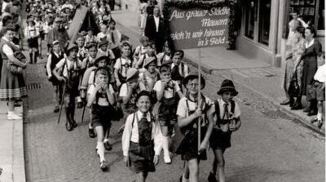 »Lustige Wandersleut« in Lederhosen beim großen Festzug 1950 durch die Reutlinger Altstadt. QUELLE: STADTARCHIV