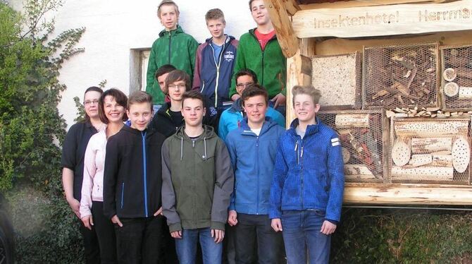 Das fleißige Handwerkerteam beim bezugsfertigen Insektenhotel in Münsingen.  FOTO: JSG