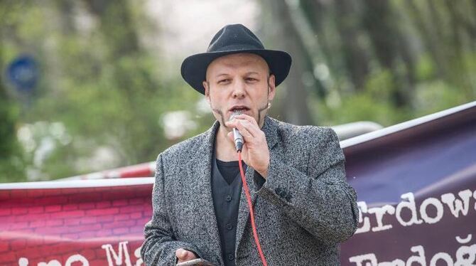 Bruno Kramm, Vorsitzender der Berliner Piraten-Partei, vor der türkischen Botschaft in Berlin. Dort protestierten Piraten-Anh