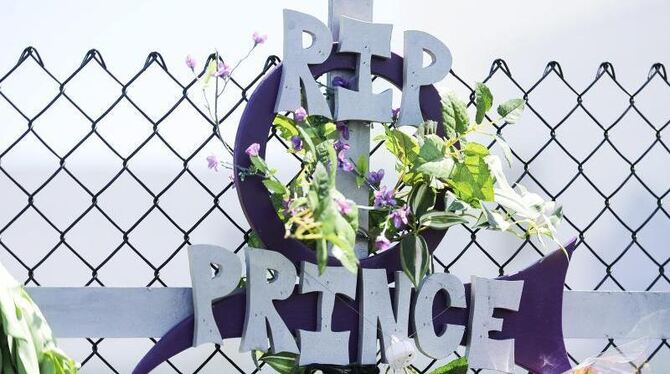 Der Zaun zum Anwesen von Prince ist bedeckt mit Blumen, Karten und Briefen seiner Fans. Foto: Craig Lassig