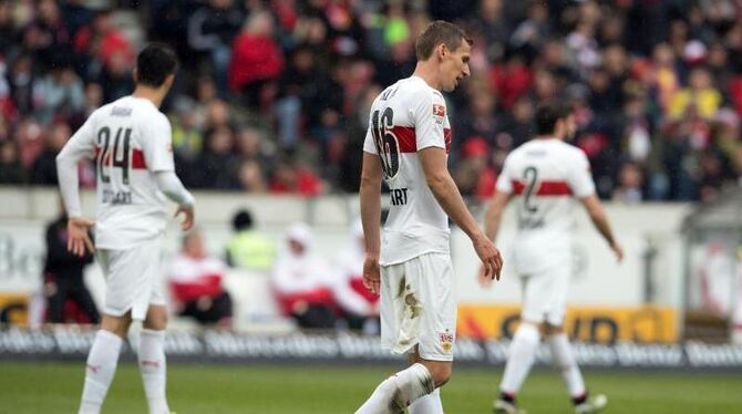 Der VfB Stuttgart unterliegt Borussia Dortmund und hat nur noch eine sehr kleines Punktepolster nach unten. Foto: Daniel Maur