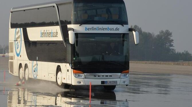 Bis Ende 2016 will die Bahn die Zahl ihrer Fernbus-Verbindungen vervierfachen. Foto: Bernd Settnik