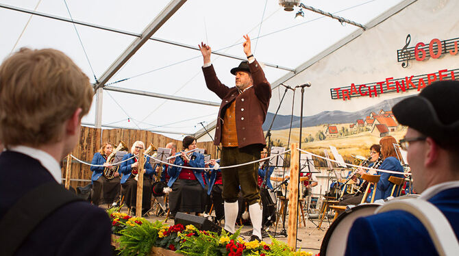 Massenchor im Festzelt: Der Sternmarsch fiel dem Wetter zum Opfer.