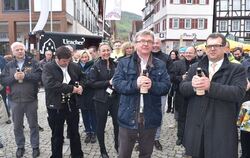 Dem einen oder anderen war es zwar mehr nach Glühwein, doch eröffnet wurde die Gewerbeschau in Bad Urach mit einem lauten Plopp 