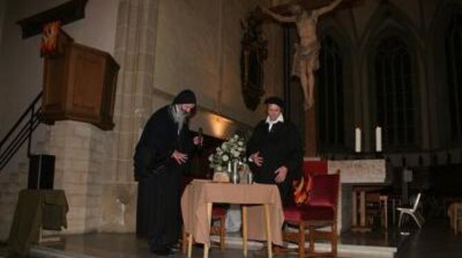 Theaterspiel mit Peter Hofmayer als Martin Luther (rechts) und Johannes Calvin alias Heiko van der Lip . FOTO: SRE